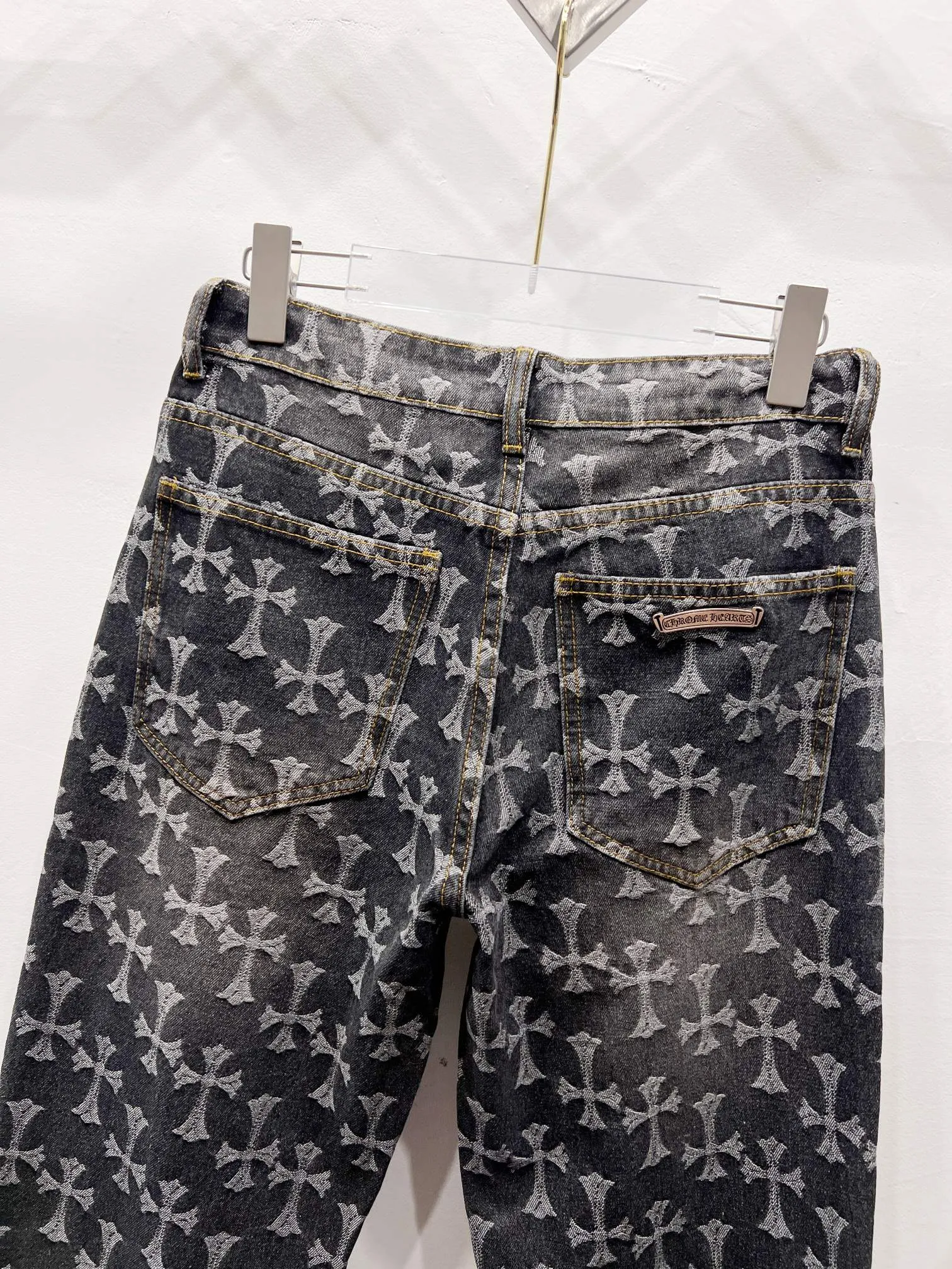P230 Style No.: (r044) Chrome Hearts double-sided full logo jacquard dark pattern heavy-duty all-over printed cross jeans. The same style as the Internet celebrity star's cross-printed denim jacket. The unique cross design elements and all-over printing are full of design. It is made of 100% denim cotton fabric with heavy coarse yarn count, which ensures a stiff and tough silhouette while being soft, comfortable and breathable. The lapel is designed with silver buttons and is full of texture. The classic white cross logo is all over the dress, making it a perfect versatile style for spring and summer! Customized jacquard fabric, you can wear it in various styles. This gender-neutral shirt is a must-have for nightclubs. It can be worn as a jacket for both men and women. It can be easily worn by both men and women! The original loose version is made of high-quality pure cotton fabrics. The fabric pattern is high-definition and delicate without burrs. It is comfortable and breathable to wear. All the buttons are molded and customized. It is casual and fashionable and can be matched with any bottoms. It can be windproof and sunproof in spring and summer. It can be worn outside in autumn and winter! Easily concave shape makes you look slimmer and taller, perfect for both men and women! Customized main label, accessories, fully washable, whole body wiring, quality control, no heads!  Luxurious dark high street, Hollywood's luxury brand, 22SS's latest couple's leather cross short-sleeved T-shirts, all reflect their own unique style! Made of thick black cotton, goatskin appliqués, hand-sewn custom metal hardware, and silicone varnish printing, multiple materials collide to create a unique texture. It also incorporates ChromeHearts medieval-style Sanskrit fonts and classic horseshoes, creating a unique and charming dark texture under the graceful arcs and all-black shadows, full of artistic sense!
